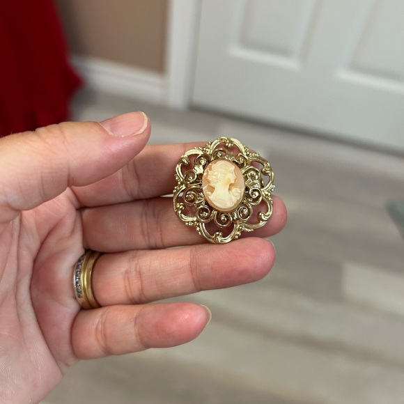 CORO 1950 Elegant Gold Cameo Brooch VTG 😎 - Picture 8 of 8